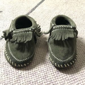 EUC Minnetonka Gray fringe moccasins 0-3 months